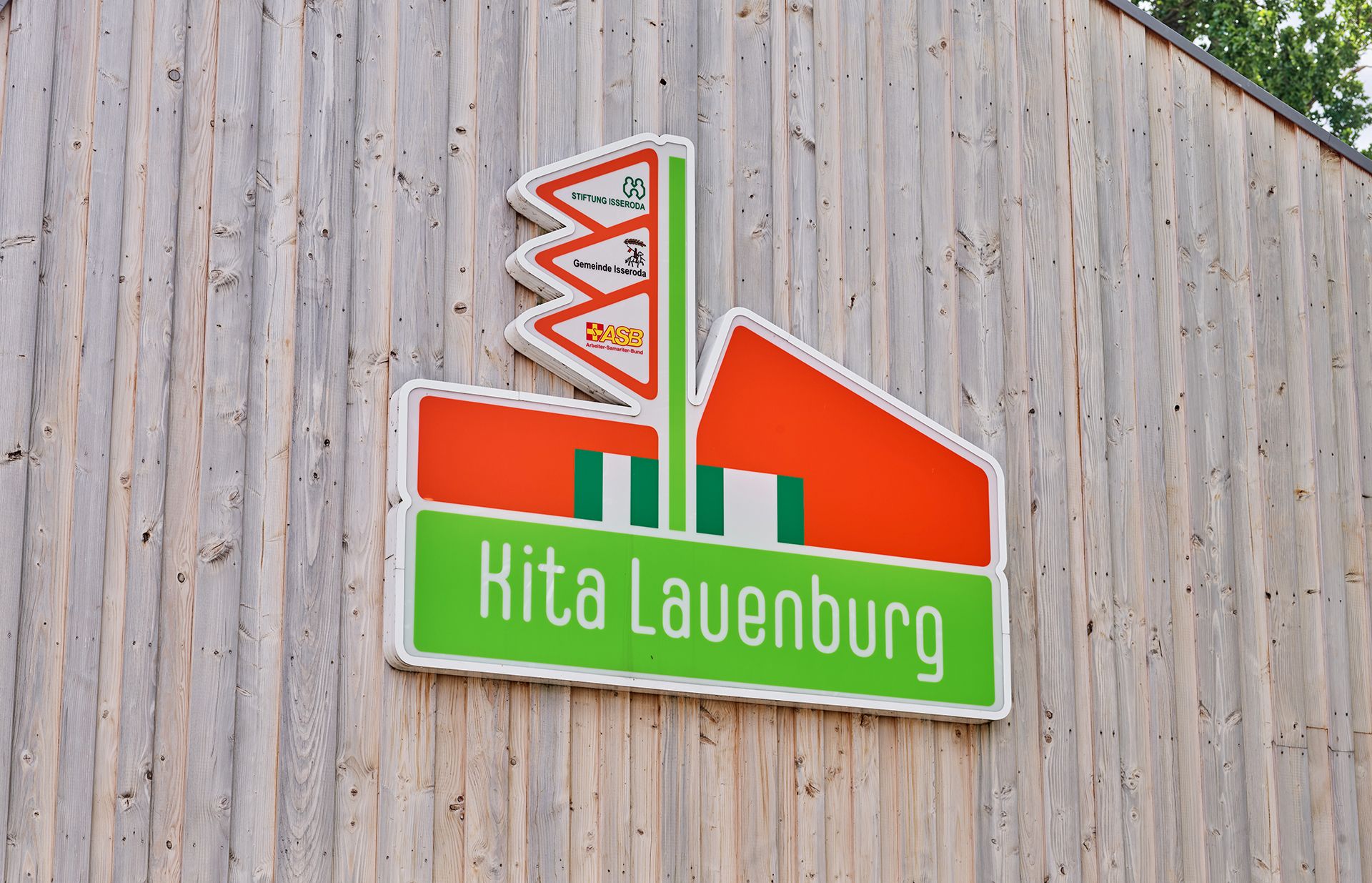 Eingangsfront mit Logo